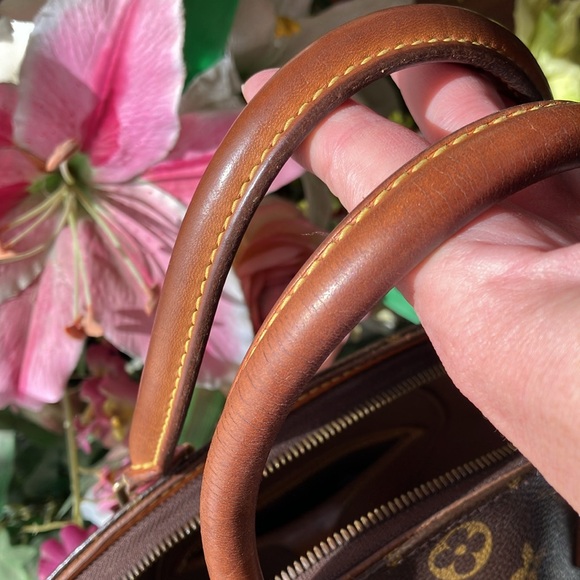 LOUIS VUITTON Ellipse in fabulous pre-loved condition. Authenticated - Picture 17 of 17